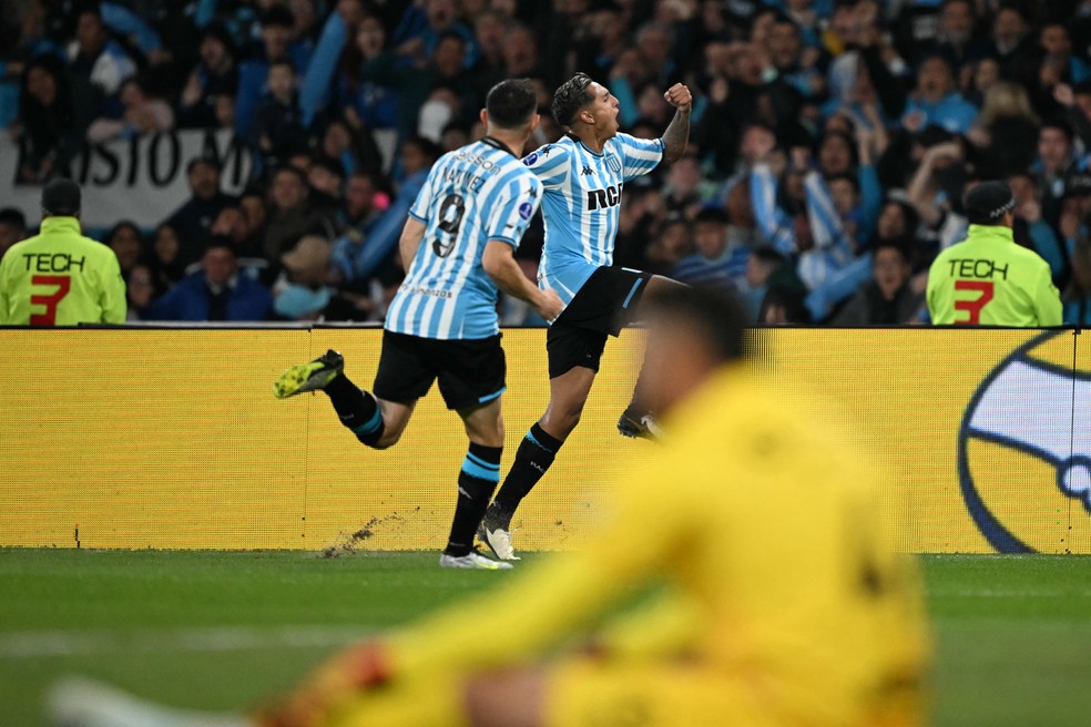 Almendra comemora gol do Racing contra o Athletico-PR — Foto: Luis ROBAYO / AFP