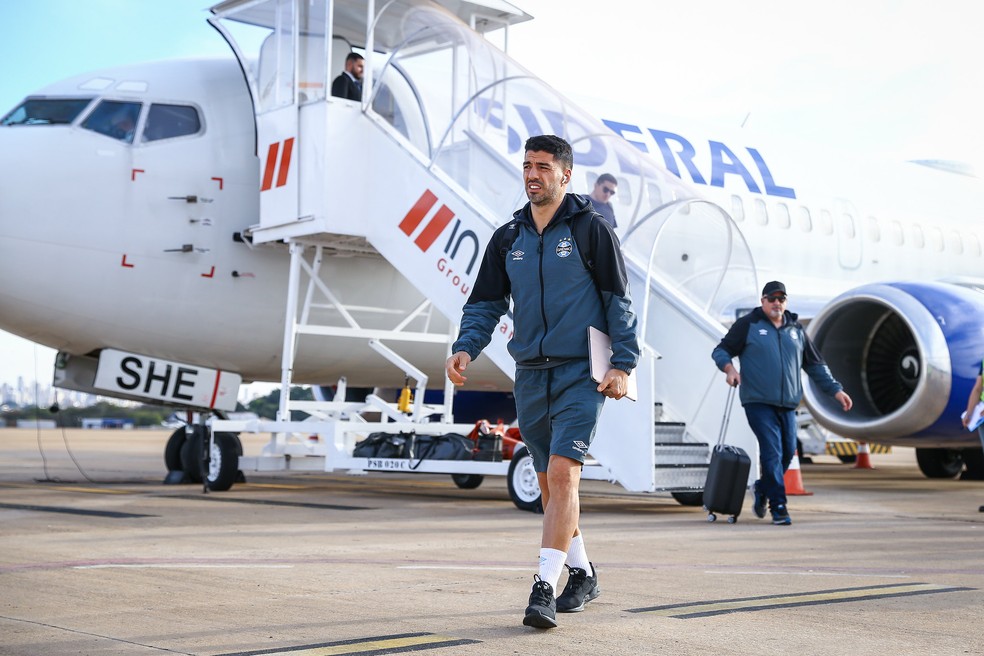Suárez no desembarque do Grêmio em Goiânia — Foto: Lucas Uebel/Divulgação Grêmio
