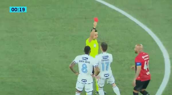 Var divulga expulsão rápida de atacante do Cruzeiro por conduta violenta.