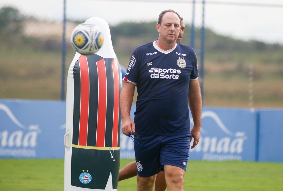 Rogério Ceni durante treino na Cidade Tricolor — Foto: Tiago Caldas / EC Bahia
