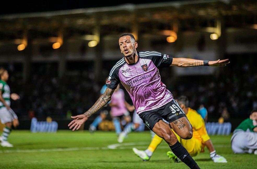 Clayton Silva, atacante do Casa Pia, de Portugal � Foto: Reprodu��o/Instagram