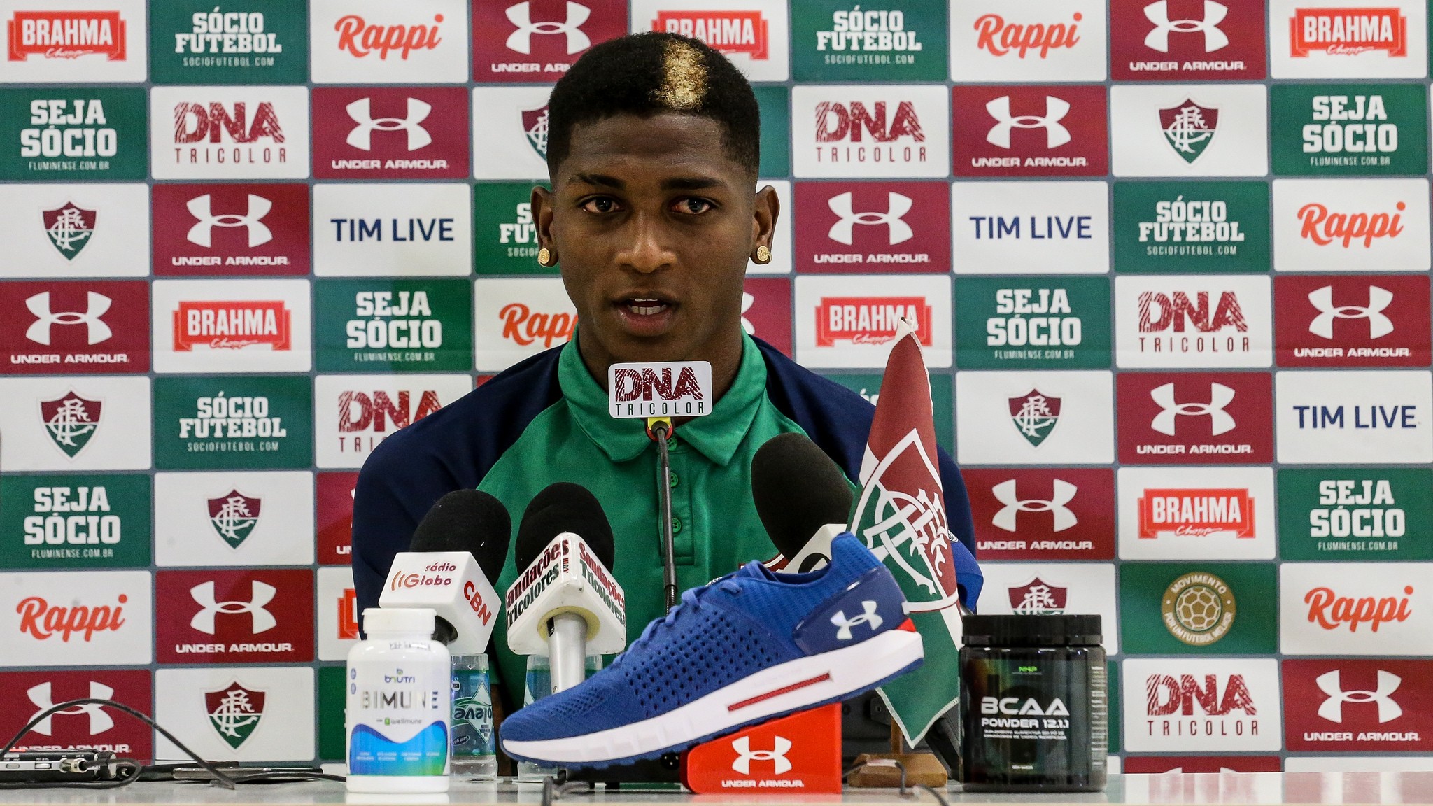 Yony González celebra sintonia com a torcida do Fluminense e não se ...
