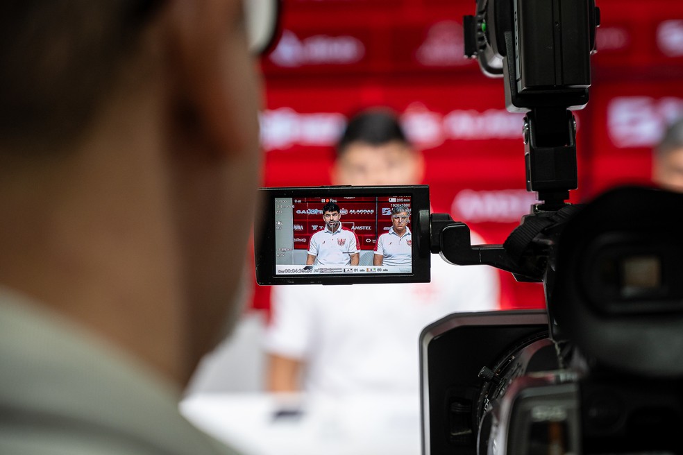 Ari Barros pede desculpas à torcida do CRB — Foto: Francisco Cedrim/ASCOM CRB