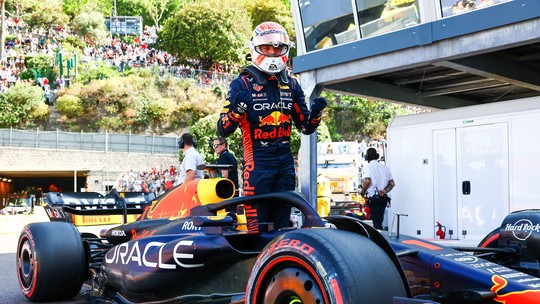 Com direito até a muros raspados, Max Verstappen é pole em Mônaco