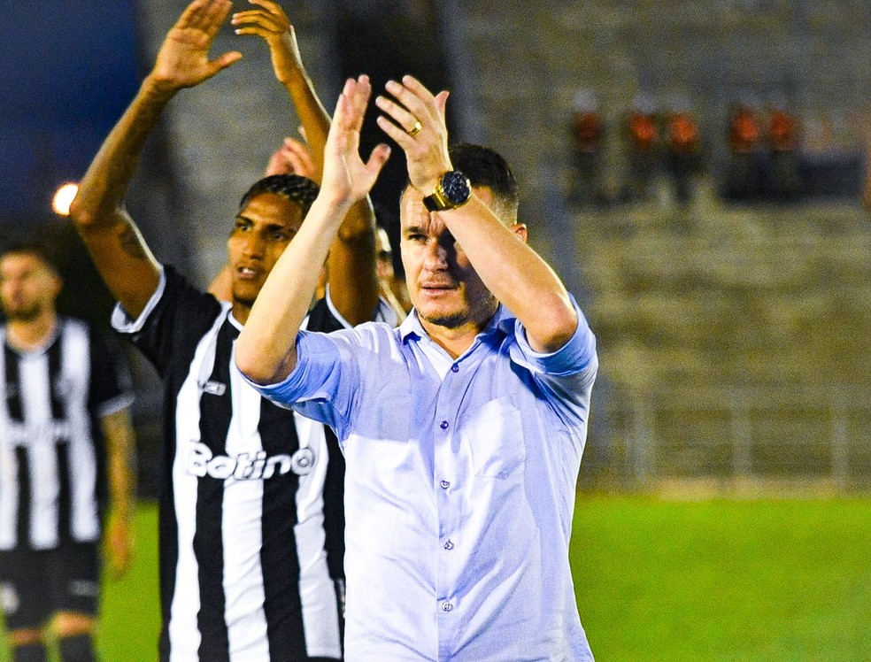 De Mattia sendo saudado pelo do Treze e respondendo com aplausos — Foto: Daniel Vieira / Treze