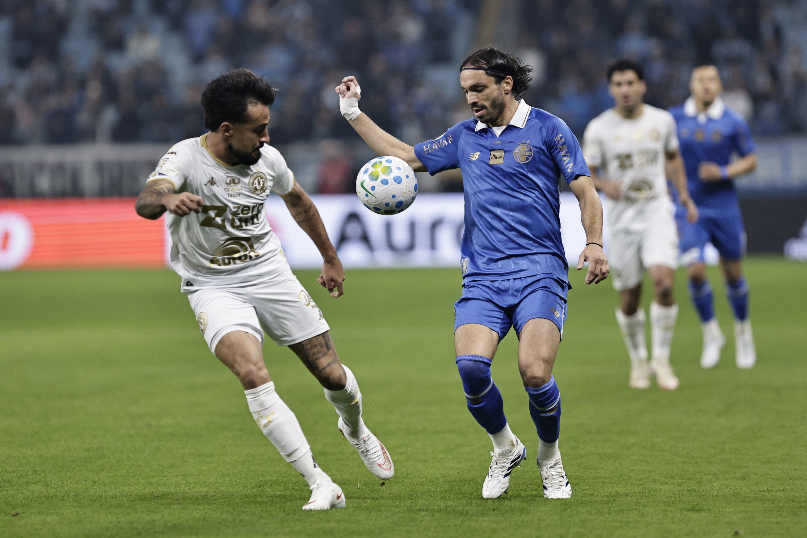 Jogadores Wallace e Krovinovic durante jogo Grêmio x Chapecoense na Arena
