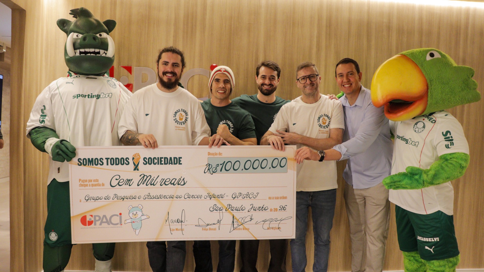 Palmeirenses doam R$ 100 mil a hospital de câncer infantil em resposta a post polêmico
