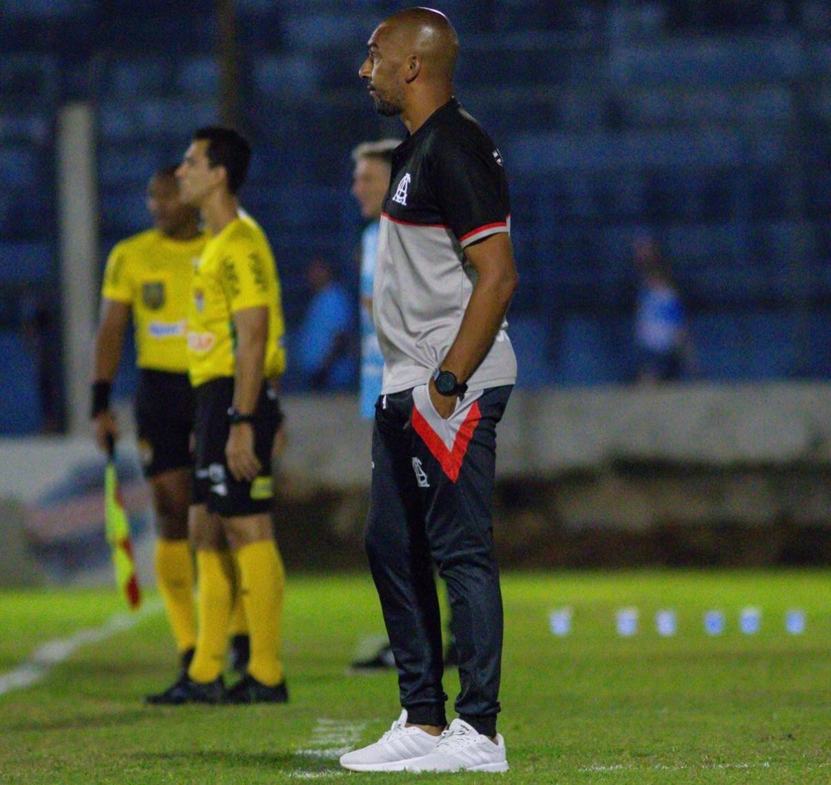 Técnico lamenta chances perdidas em empate do Linense: "Podíamos ter feito três ou quatro"