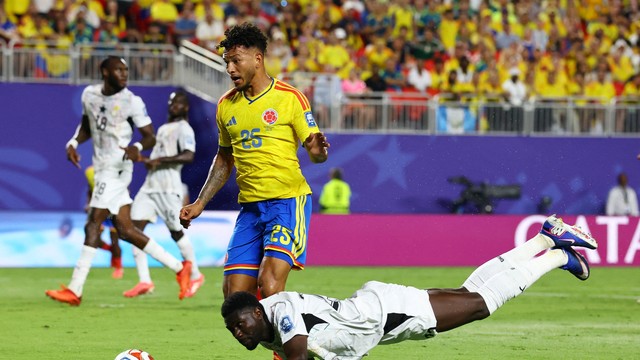 Luis Suárez, da Colômbia, e Derrick Luckassen, de Gana, em disputa de bola