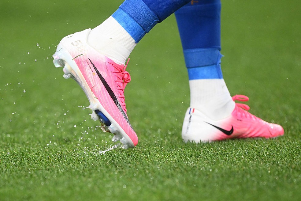 Chuteiras de Mbappé durante a Copa do Mundo — Foto: Hannah Peters - FIFA/FIFA via Getty Images