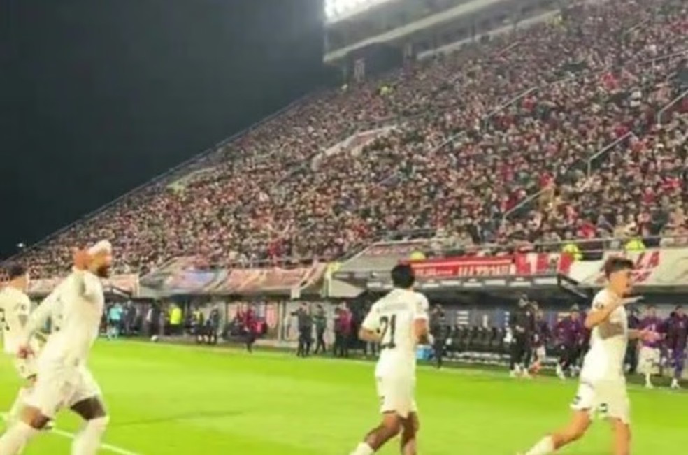 Memphis mostra o dedo do meio para a torcida do Estudiantes — Foto: ESPN
