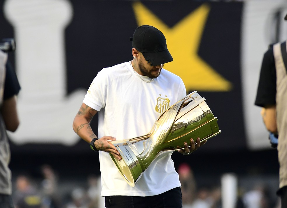 Neymar com a taça do Paulistão na Vila Belmiro antes da final Santos x Palmeiras — Foto: Marcos Ribolli
