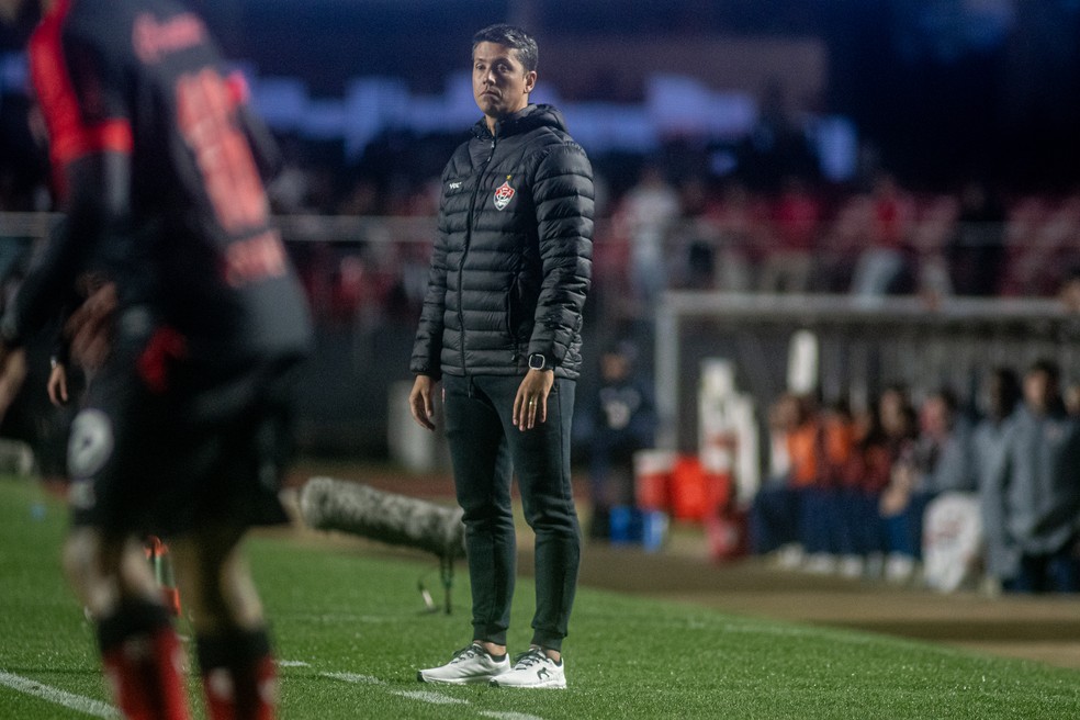 Thiago Carpini em São Paulo x Vitória — Foto: Victor Ferreira/EC Vitória