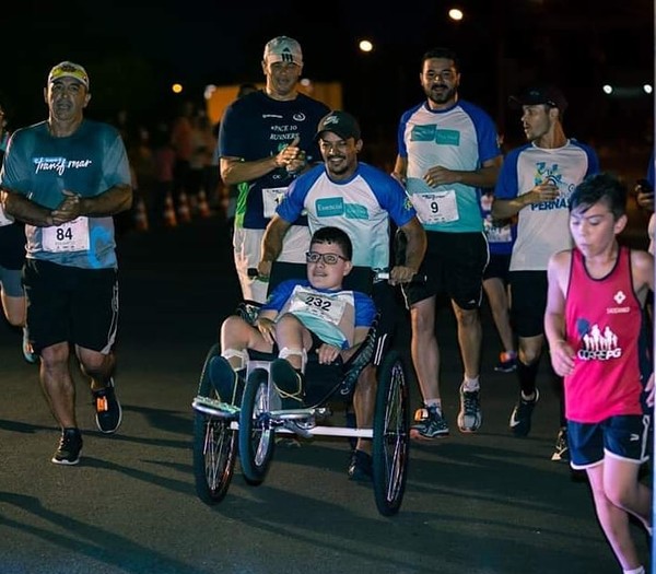 Pessoas com deficiência correndo atleta rápido corredor em