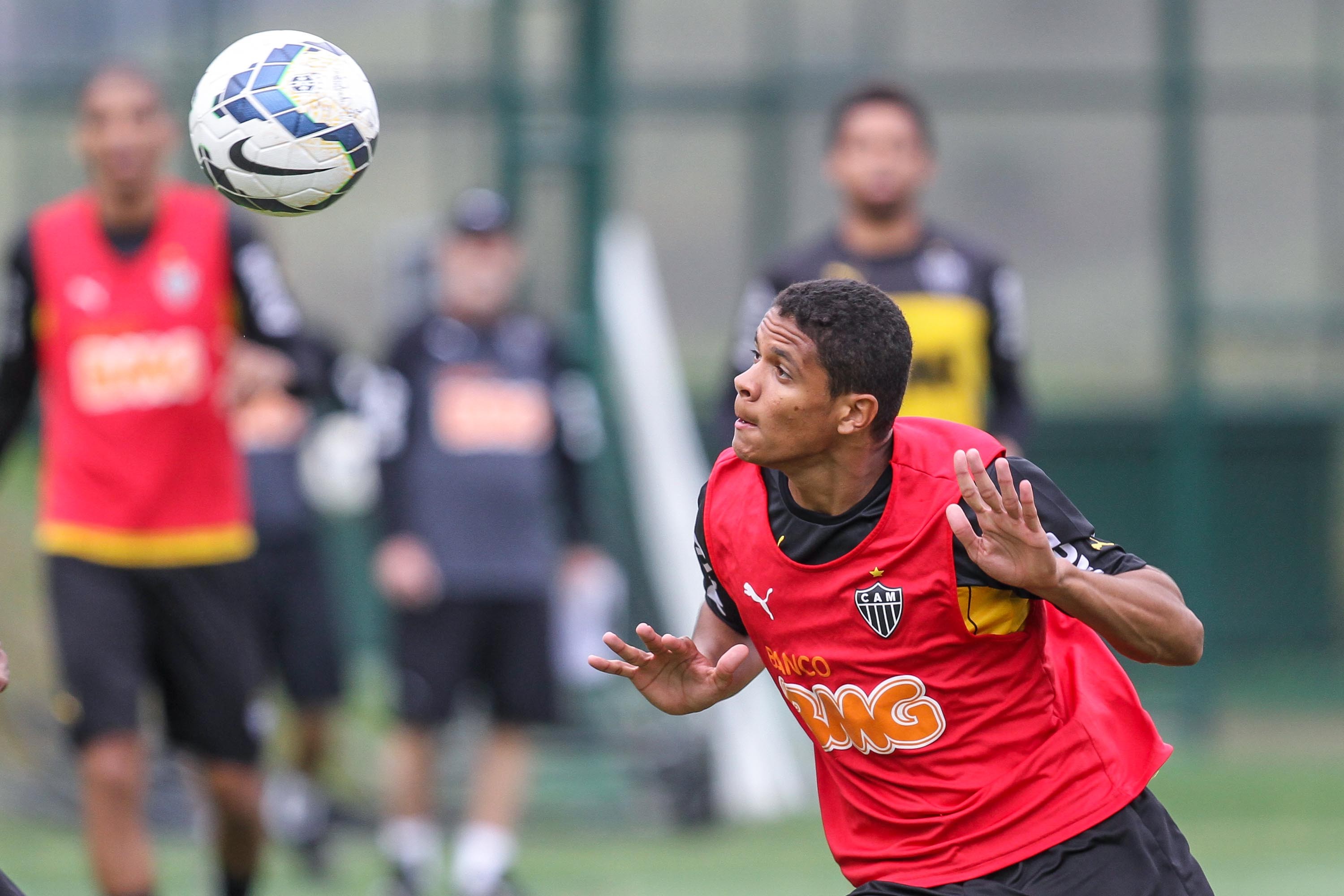 Convocados, Douglas Santos e Bremer renderam milhões ao Atlético-MG | Ge