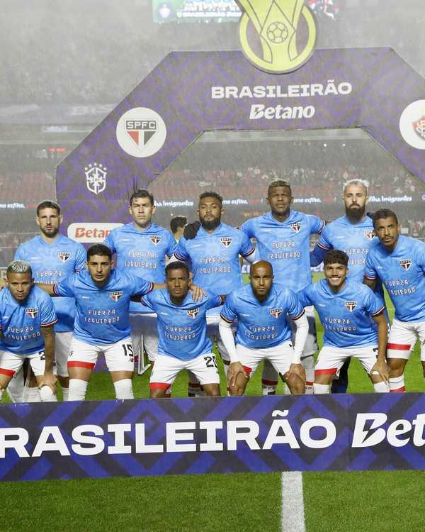 Piora de Izquierdo: Michel Araújo, do São Paulo, se emociona durante partida.