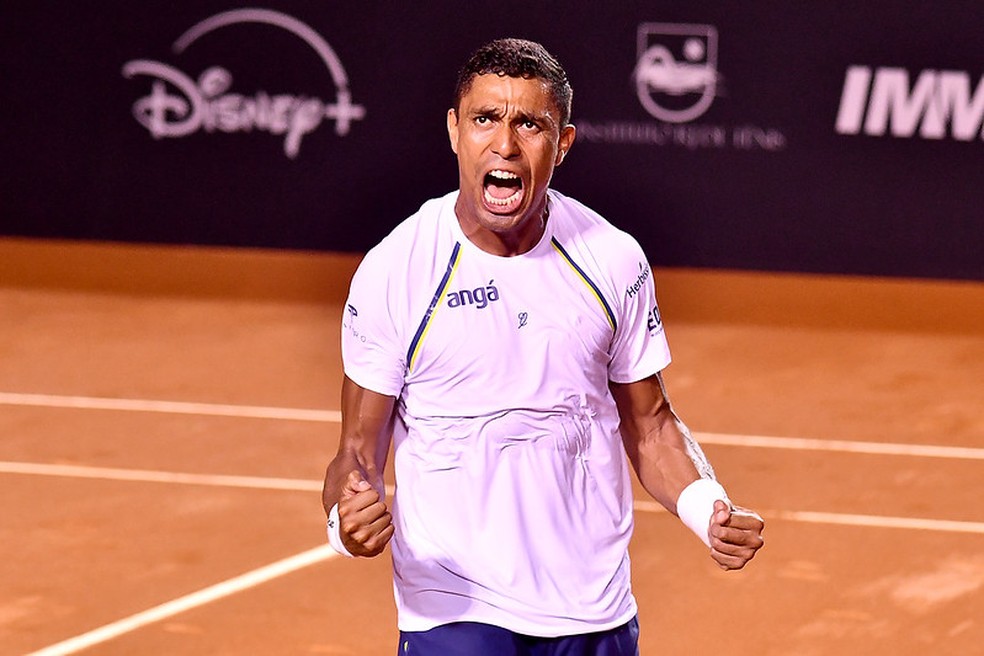 Thiago Monteiro festeja vitória na estreia no Rio Open — Foto: Fotojump