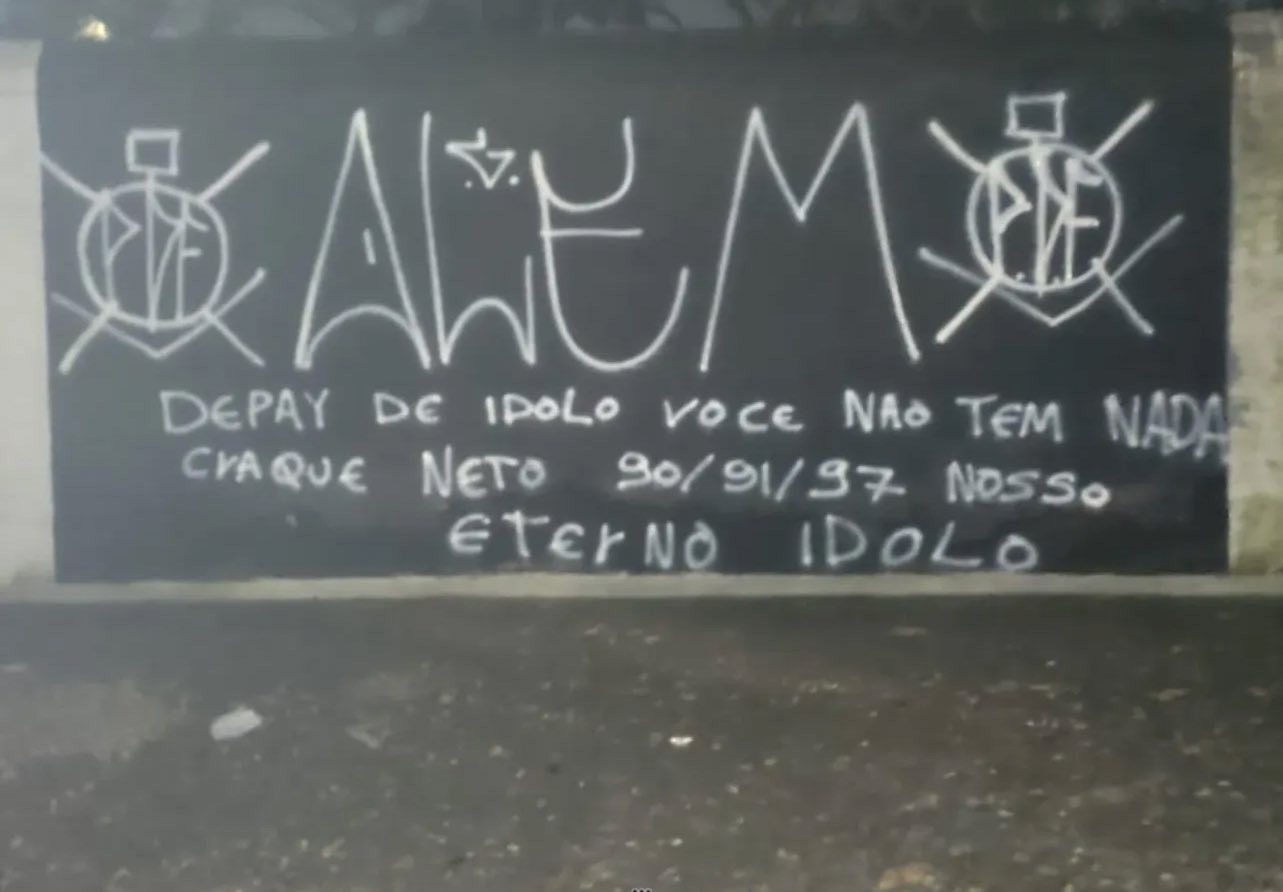 Pichações na Sede do Corinthians em Protesto Contra Memphis