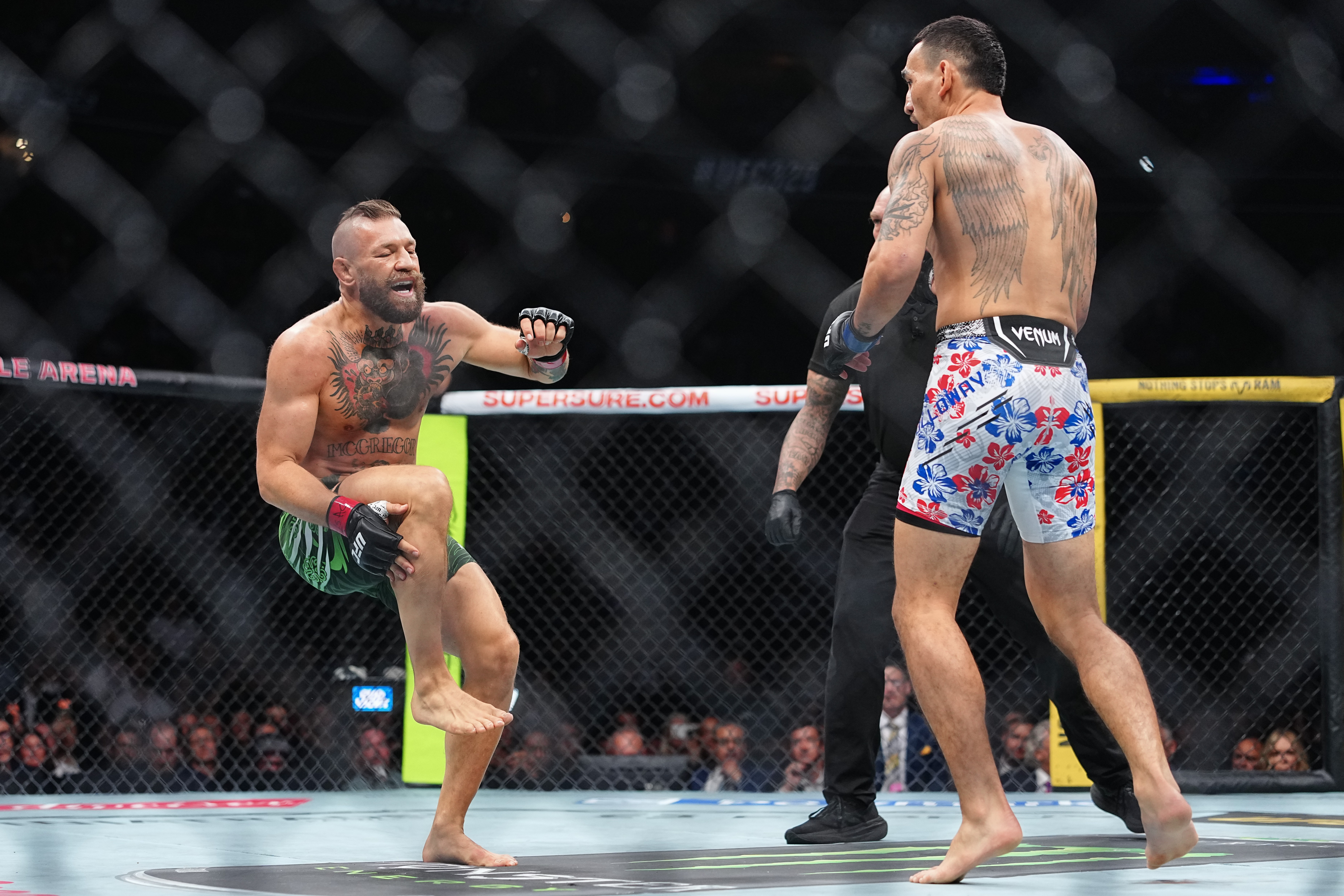 Conor McGregor sofre lesão e abandona luta no UFC 329