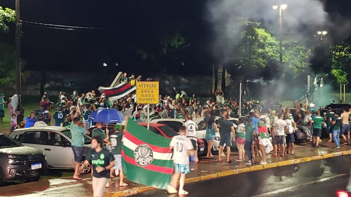 União Flarinthians? Torcidas se unem contra o Palmeiras na Libertadores