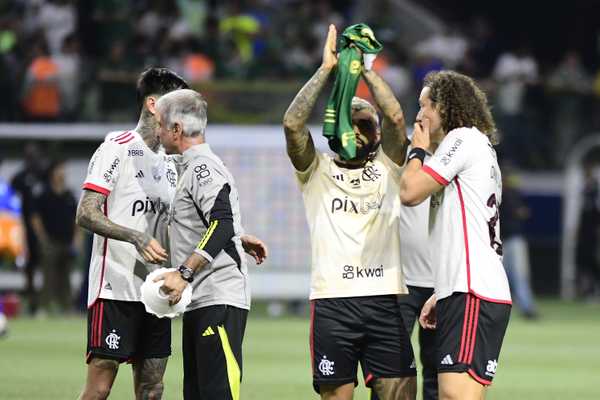 Gabigol responde torcedores do Flamengo após segurar camisa do Palmeiras