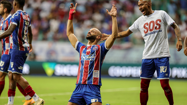 Thaciano comemora gol em Bahia x Bragantino