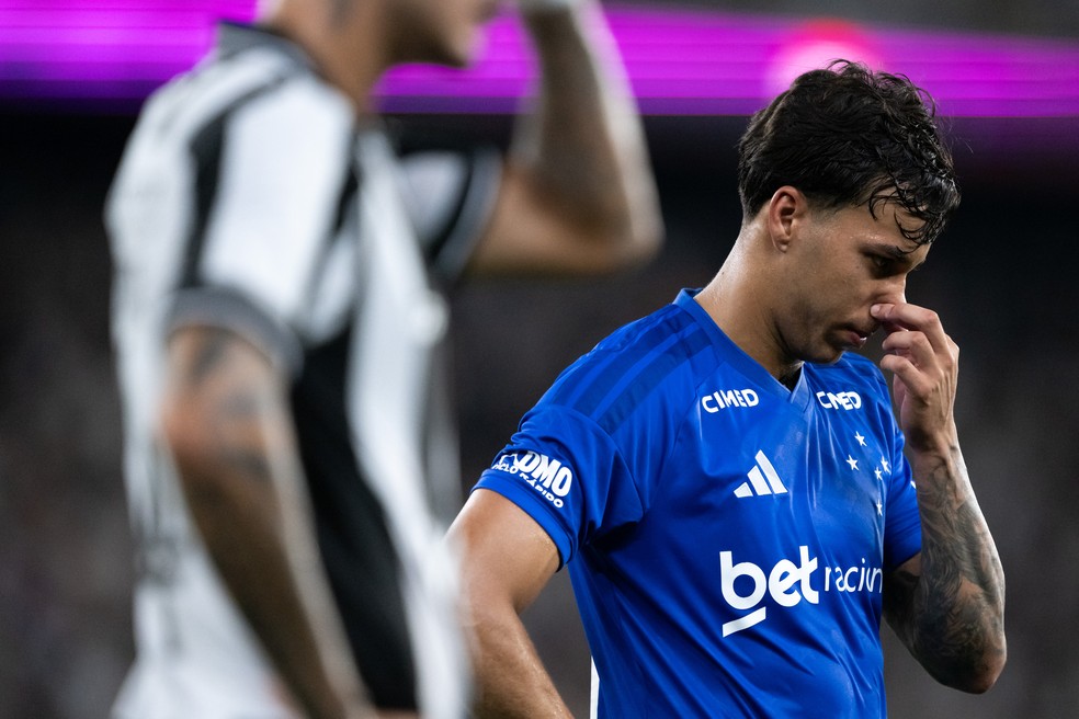 Kaio Jorge se desculpa com torcida do Cruzeiro ap�s goleada diante do Botafogo � Foto: Jorge Rodrigues/AGIF