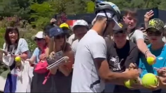 Djokovic surge de capacete após garrafada na cabeça: "Vim preparado" - Foto: (Reprodução/Instagram)