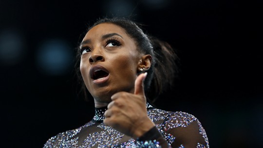 Simone Biles dá susto, mas encaminha vaga para cinco finais das Olimpíadas