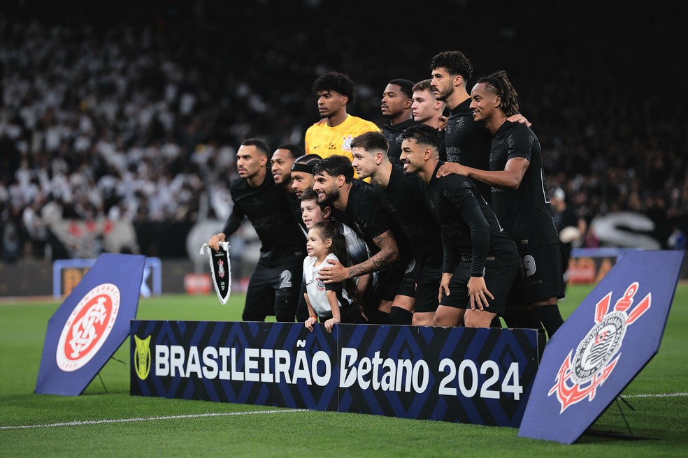 Time posado do Corinthians em jogo contra o Inter — Foto: Ettore Chiereguini/AGIF