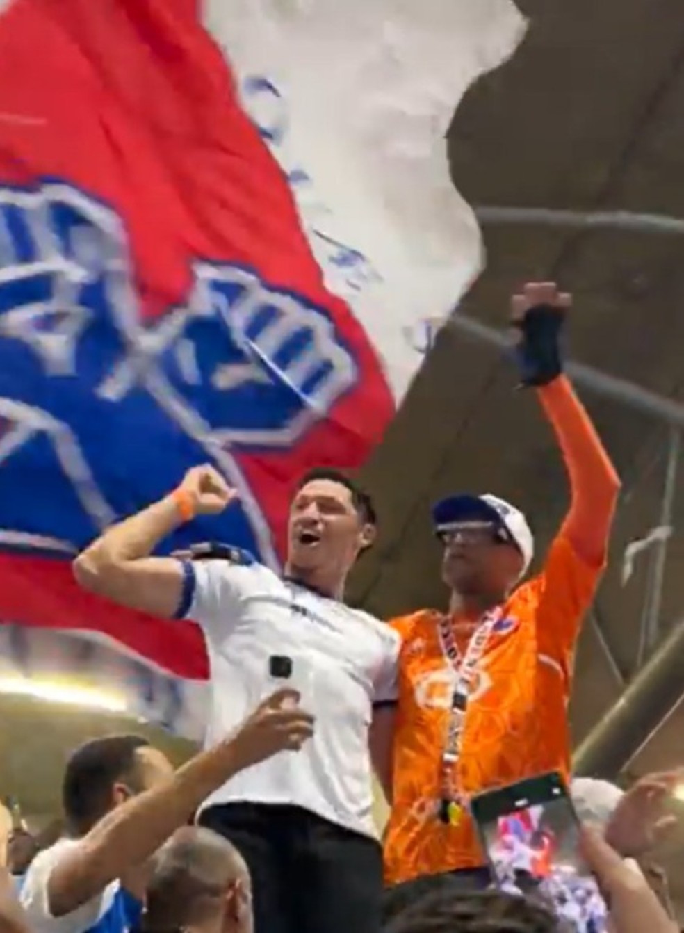 Luvannor assiste jogo do Cruzeiro ao lado da torcida — Foto: Reprodução