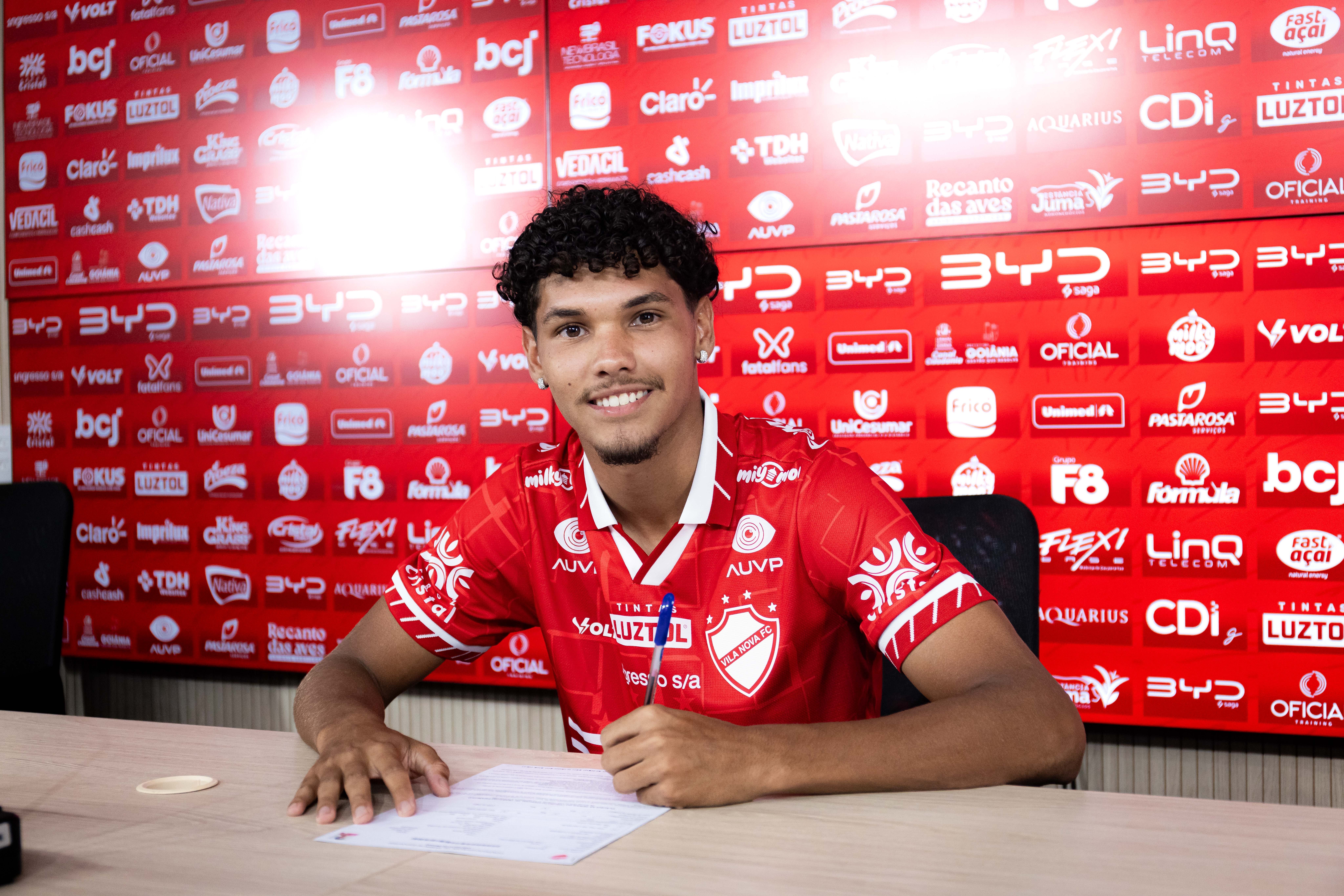 Cria do VF4-PB, paraibano assina contrato profissional com o Vila Nova até 2029