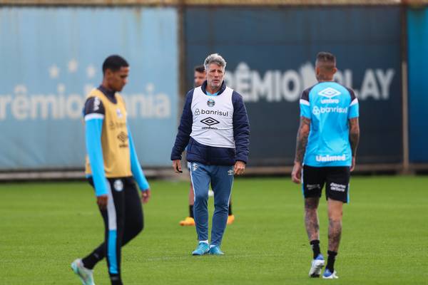 Torcedor do Grêmio arremessa abridor de garrafa em Canobbio, do Athletico; veja o vídeo
