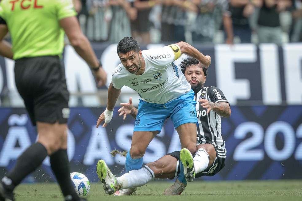 Otávio e Suárez durante Atlético-MG x Grêmio — Foto: Pedro Souza / Atlético