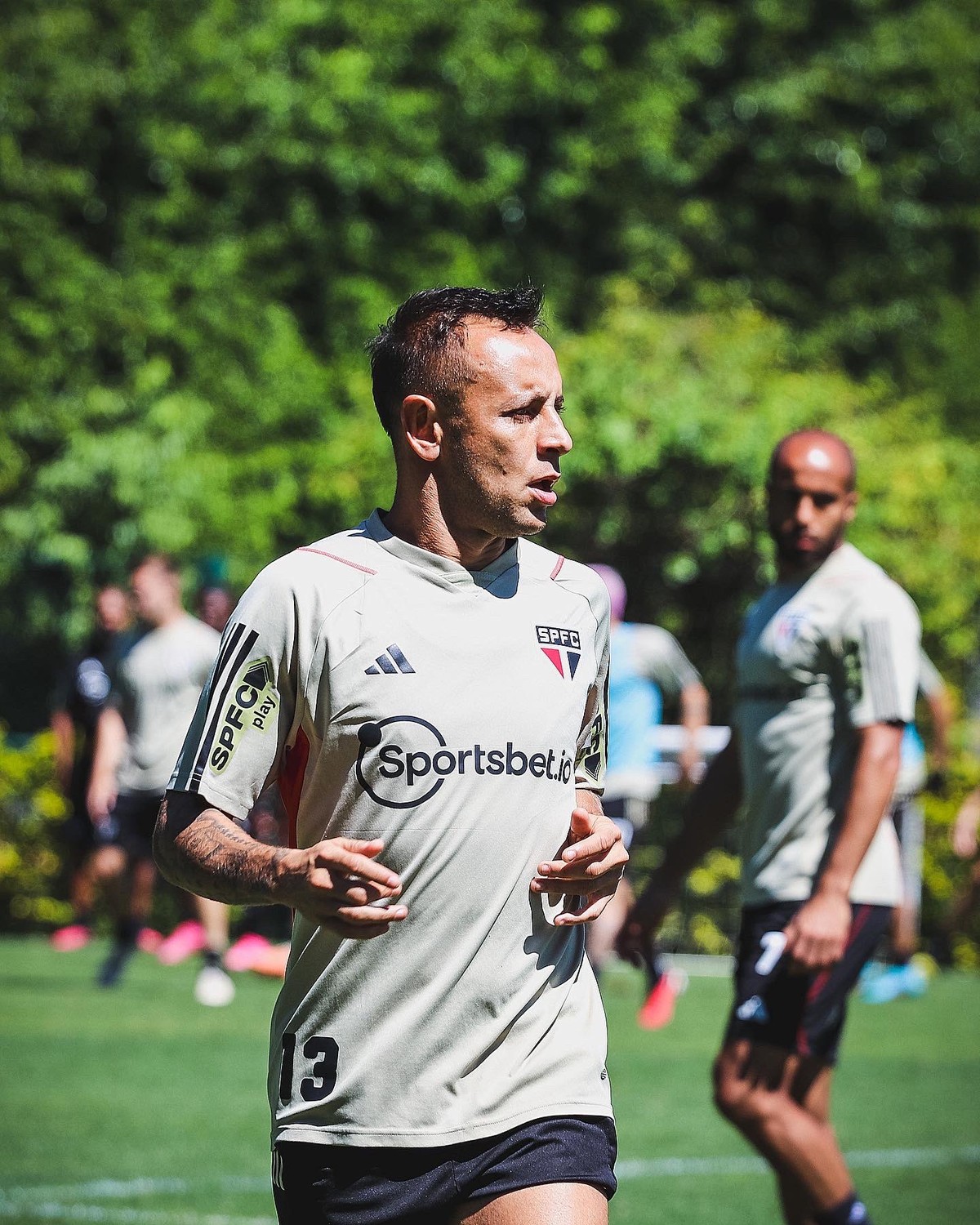 Com seis laterais-direitos no São Paulo, Rafinha é titular em mais da metade dos jogos