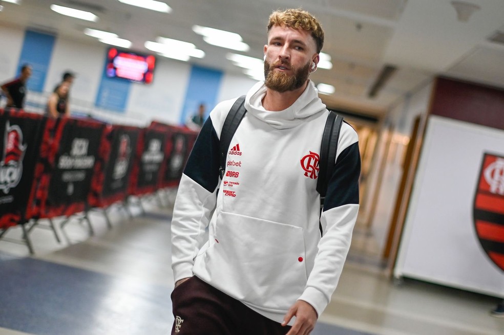 Léo Pereira na chegada do Flamengo ao Maracanã — Foto: Marcelo Cortes / CRF