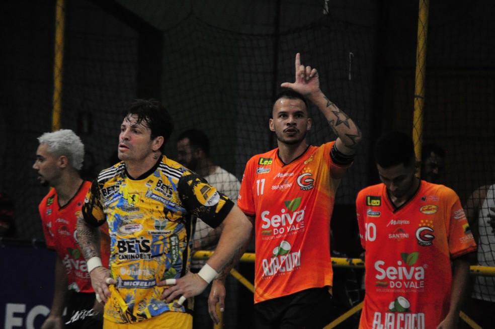 Garapa contra o Petrocity no jogo de ida das quartas de final da Copa TV Grande Rio de Futsal — Foto: Emerson Rocha / ge Petrolina