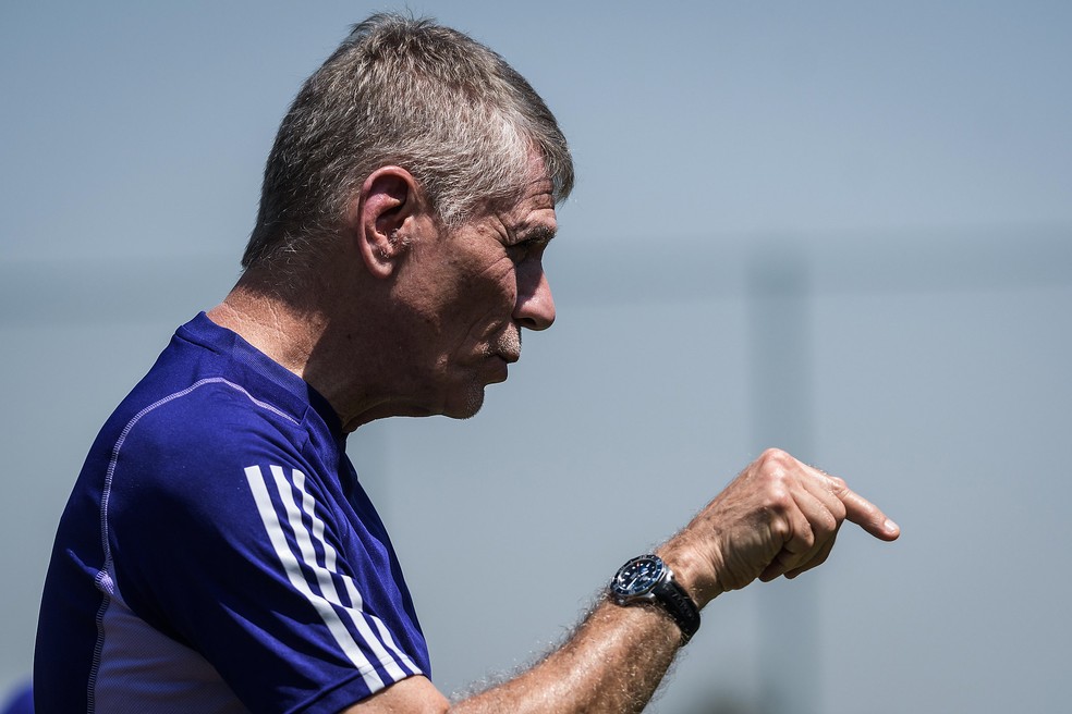 Paulo Autuori é o técnico com missão de evitar novo rebaixamento do Cruzeiro — Foto: Gustavo Aleixo/Cruzeiro
