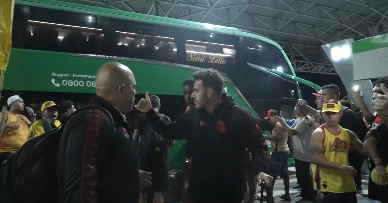 Panorama: Torcida do Sport incentiva jogadores antes de embarque para jogo contra Botafogo-SP; vídeo