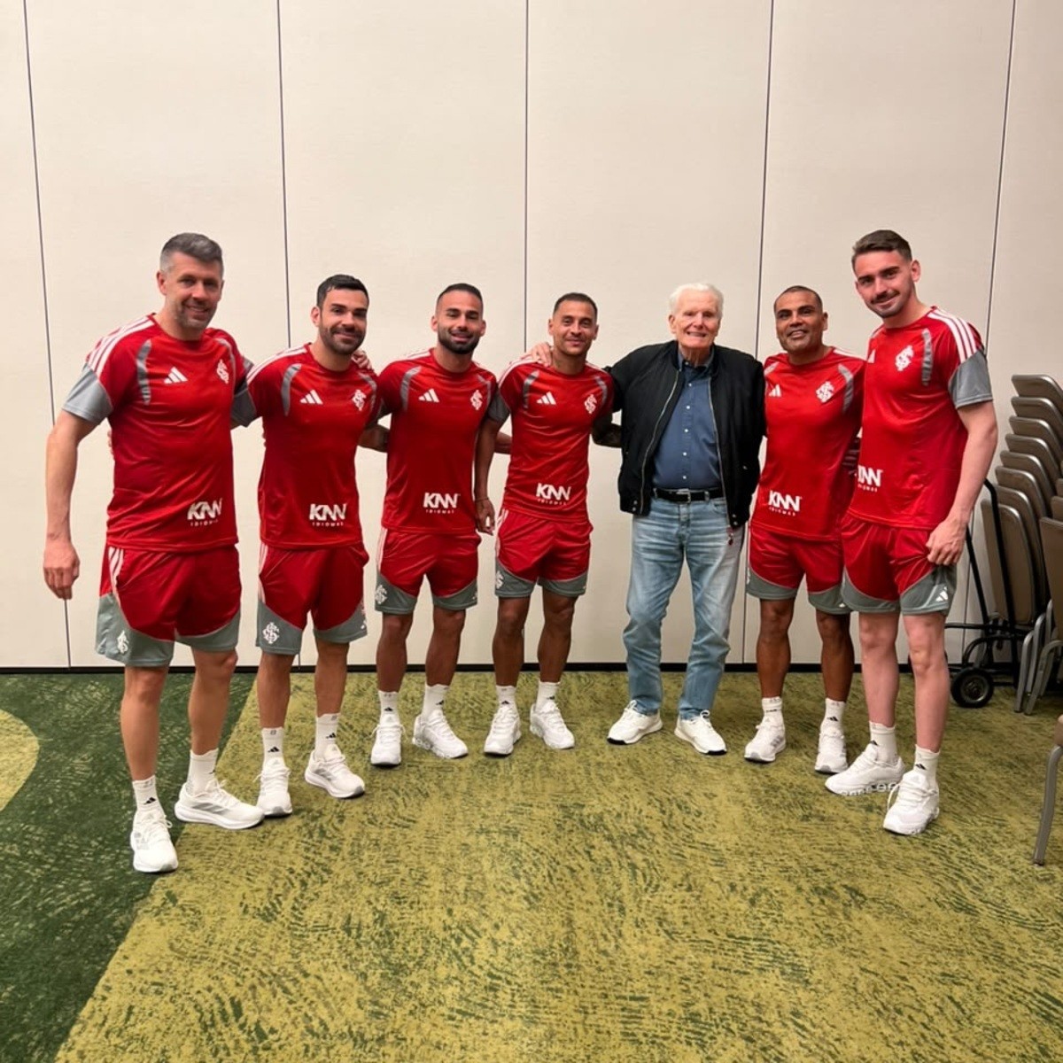 Jogadores do Inter e empresário Delcir Sonda em visita à concentração antes do jogo