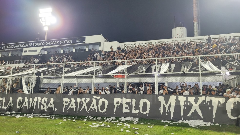 Torcida do Mixto no Dutrinha contra a Portuguesa — Foto: Renata Barros