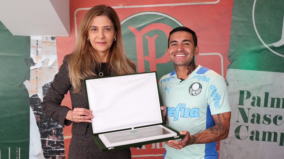 Leila Pereira, presidente do Palmeiras, em homenagem para Dudu — Foto: Fabio Menotti