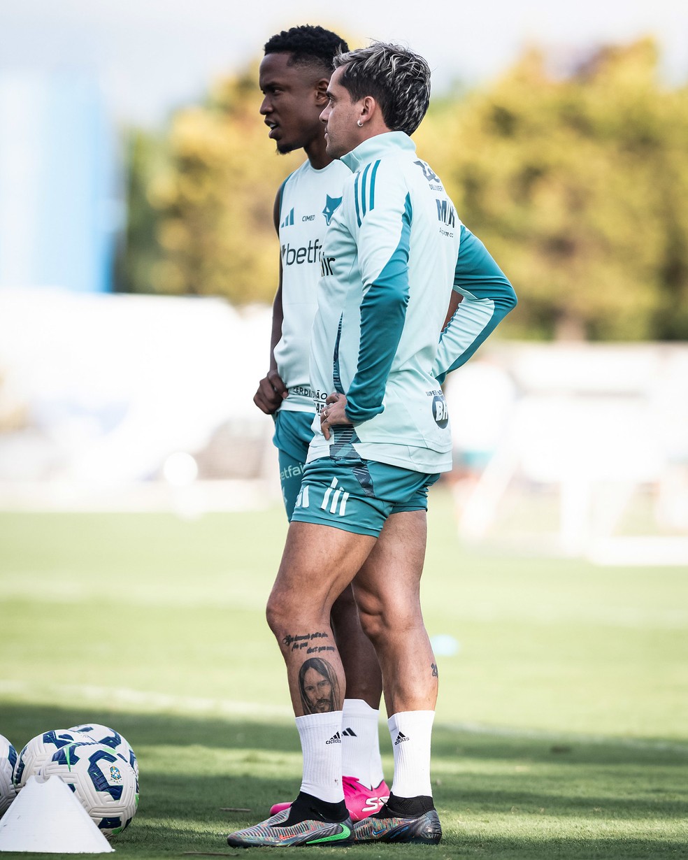 Sinisterra e Fagner durante treino do Cruzeiro — Foto: Gustavo Aleixo/ Cruzeiro