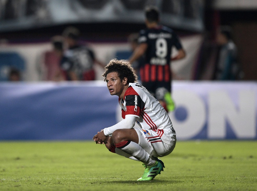 Arão desolado em campo após a eliminação diante do San Lorenzo em 2017 — Foto: JUAN MABROMATA / AFP