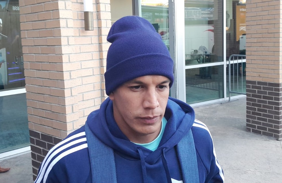 Lucas Romero atende imprensa na chegada do Cruzeiro a Orlando — Foto: Gabriel Duarte