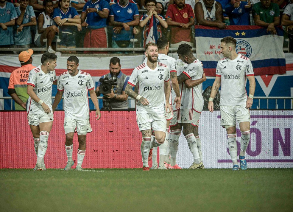 Flamengo comemora o gol de Bruno Henrique contra o Bahia — Foto: Jhony Pinho/AGIF