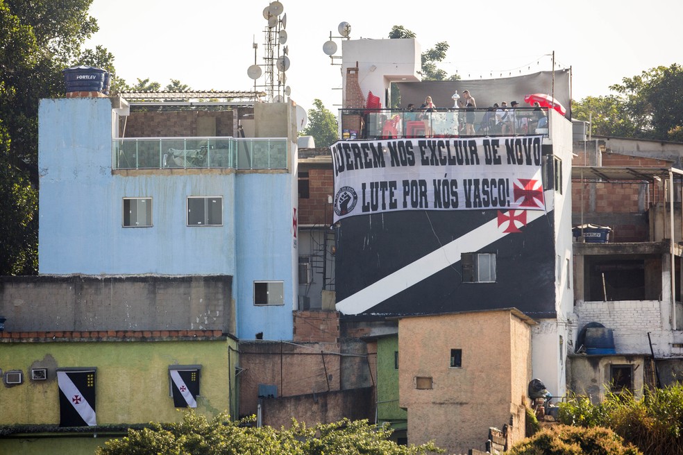 Moradores da Barreira protestam contra a interdi��o de S�o Janu�rio � Foto: Daniel Ramalho / Vasco