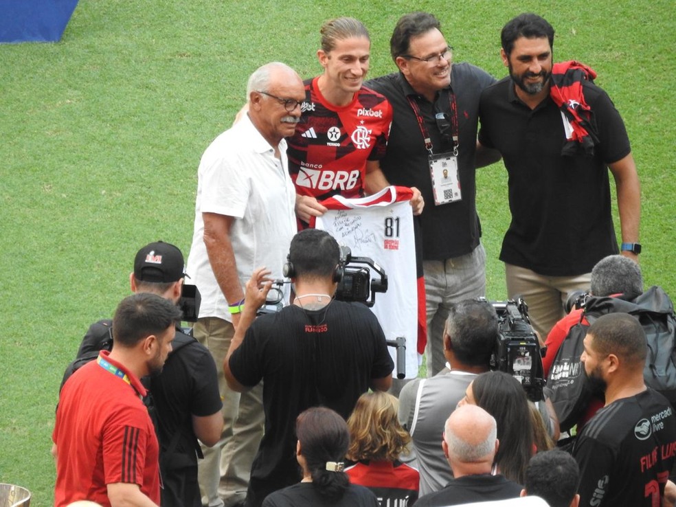 junior, filipe luis, athirson — Foto: Fred Gomes