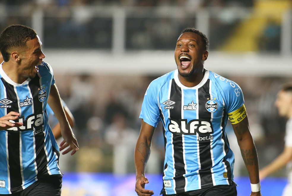 Edenílson comemora gol do Grêmio contra o Santos, na Vila Belmiro