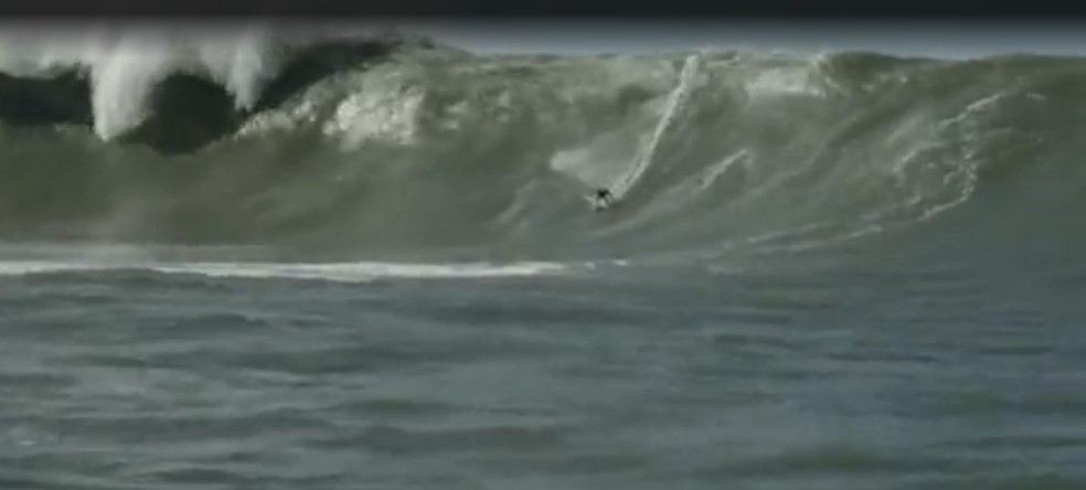 Lucas Chumbo surfa onda gigante na Laje de Jagua — Foto: Reprodução - Yunes Khader